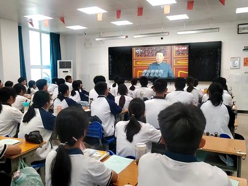 2同学们认真观看