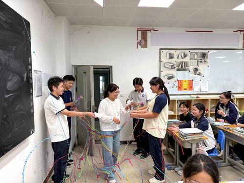 2.学生代表向老师献祝福 2.学生代表向老师献祝福
