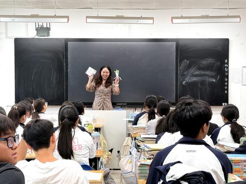 3.老师开心地展示自己收到的贺卡 3.老师开心地展示自己收到的贺卡