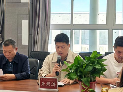 1副校长朱荣涛宣读拜师结对名单 1副校长朱荣涛宣读拜师结对名单