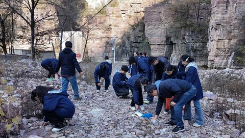 2师生在写生课余主动捡拾垃圾 2师生在写生课余主动捡拾垃圾
