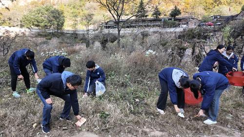 3同学们捡拾垃圾 3同学们捡拾垃圾