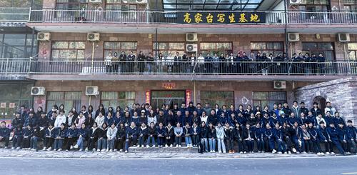 6全体师生合影留念 6全体师生合影留念