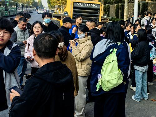 2.年级长李新华组织学生进入考点