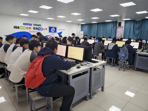 1.高三年级学生在学校机房进行高考报名 1.高三年级学生在学校机房进行高考报名