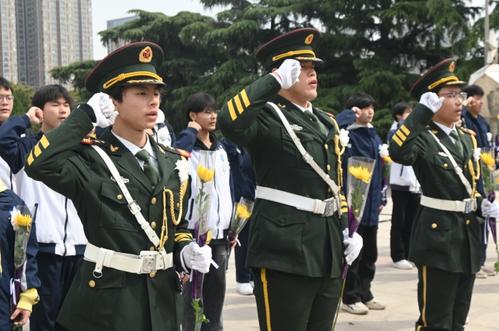 重温入团誓词。王秋雅 摄