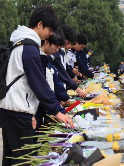 向英雄敬献鲜花。蔡科研 摄