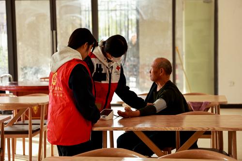 3红十字志愿者给老人测量血压