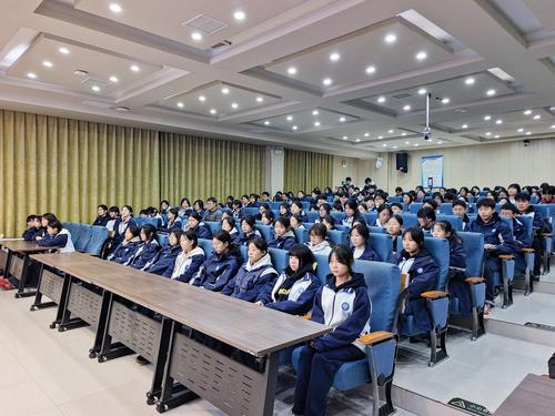 3同学们认真听讲