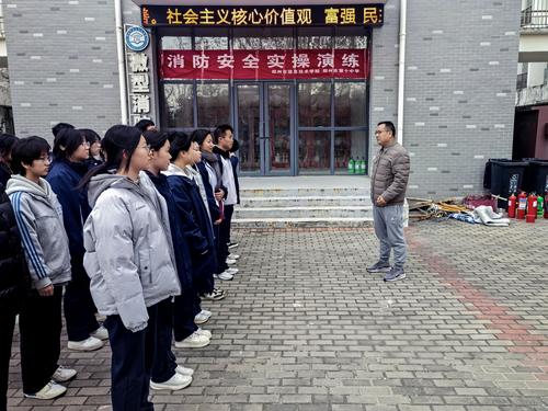 4政教处主任张坤对演练进行总结 4政教处主任张坤对演练进行总结