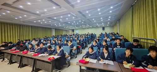 2同学们认真听讲
