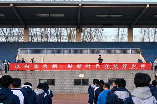 1.副校长朱荣涛宣布2025年“宪法宣传周”活动正式启动