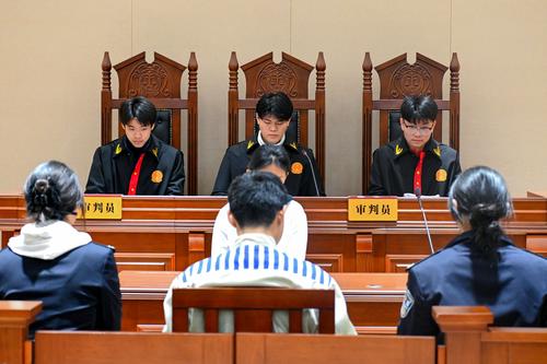 2.学生参与模拟法庭活动 2.学生参与模拟法庭活动