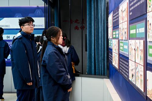 5.同学们认真学习法律知识 5.同学们认真学习法律知识