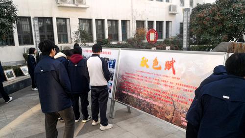 2同学们驻足欣赏