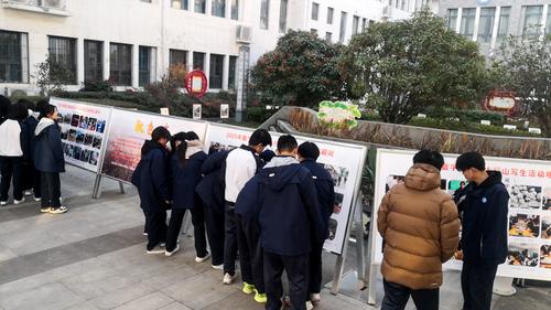 3参观师生络绎不绝