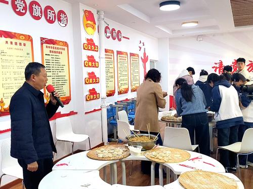 3副校长张继波为师生们讲解冬至的由来 3副校长张继波为师生们讲解冬至的由来