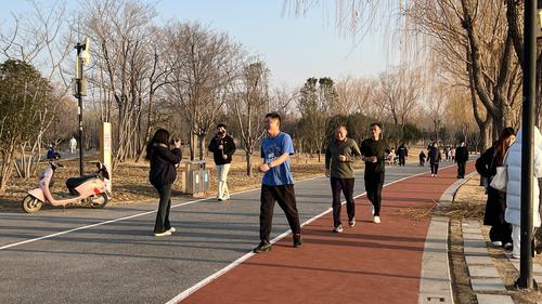 5健步走前三名到达终点 5健步走前三名到达终点