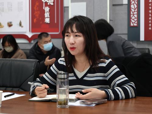 教科研处主任梁爽主持会议 教科研处主任梁爽主持会议