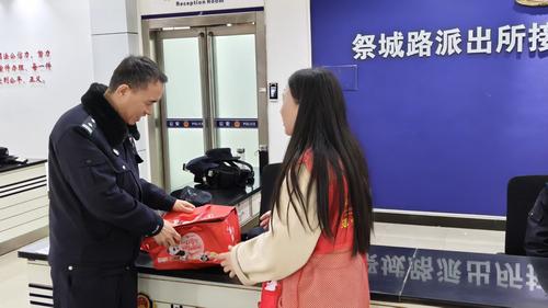 民警送元宵 民警送元宵