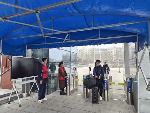 1学子们步伐坚定地踏入校园 1学子们步伐坚定地踏入校园
