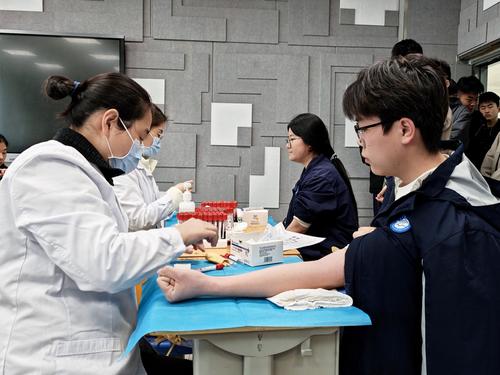 1 学生在校内参加抽血体检 1 学生在校内参加抽血体检