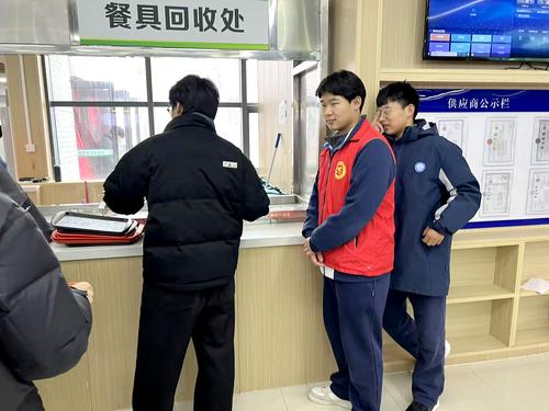 1.志愿者在餐具回收处劝导同学珍惜粮食 1.志愿者在餐具回收处劝导同学珍惜粮食