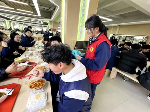 2.志愿者劝导同学不浪费粮食 2.志愿者劝导同学不浪费粮食
