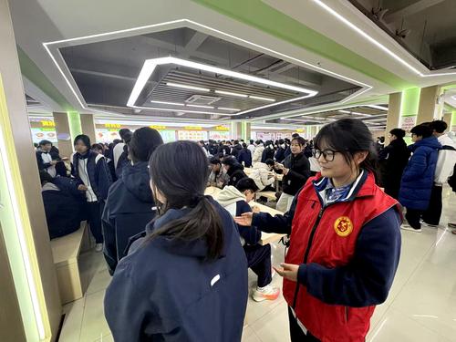 3.志愿者指挥同学排队就餐 3.志愿者指挥同学排队就餐