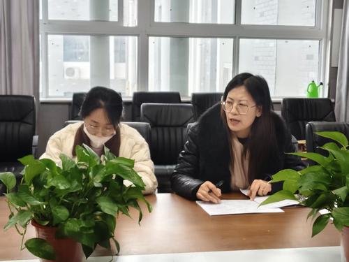 3.年级长李新华部署高三备考管理工作