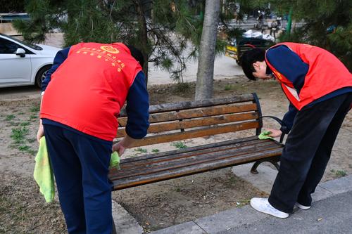 团员在社区内擦拭长椅