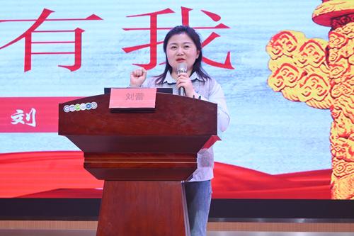 2.刘蕾向同学们讲述团歌承载的历史意义