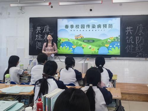 2.2510班吴自英老师向同学们讲授爱国卫生月的重要意义
