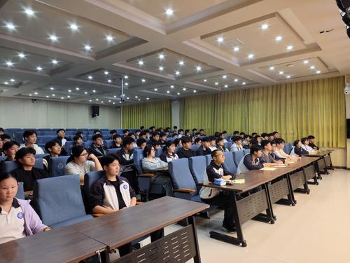 2学生认真听讲 2学生认真听讲