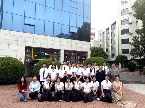3.taptap国际服怎么登录师生合影留念