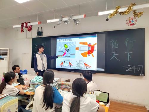 1.学生们共同学习文明交通知识