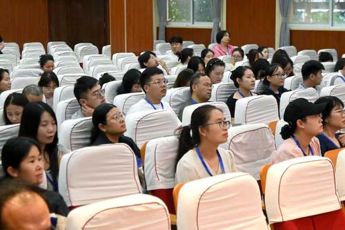 学员们认真听取报告