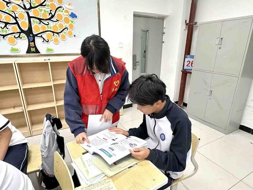 2.志愿者为同学细致讲解反电诈案例
