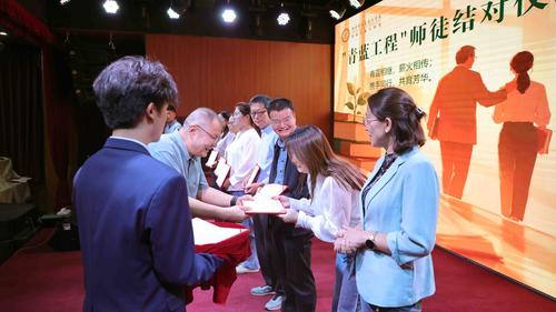 3.校党委书记邵元辉为7名业务指导教师颁发聘书