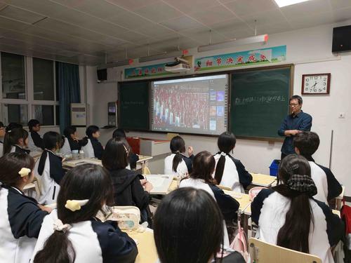 班主任随堂值守，陪伴学生共同观看思政第一课